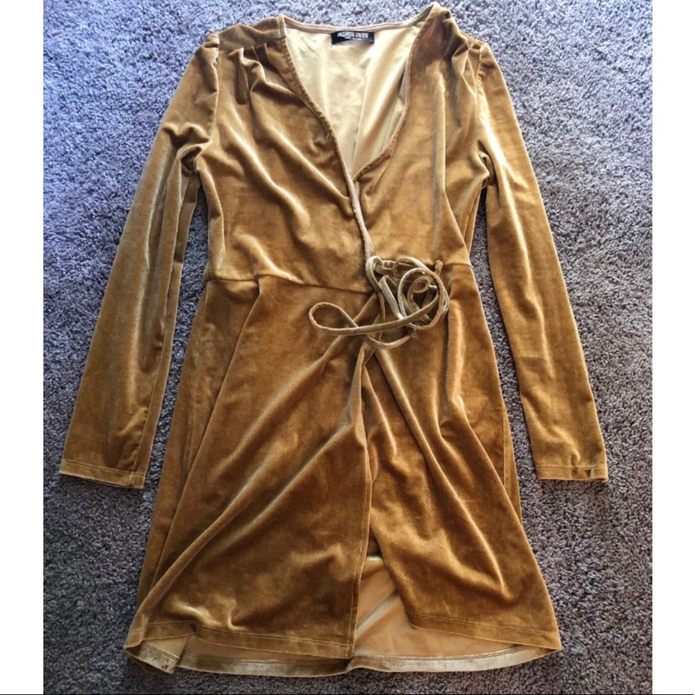 NWOT Gold velvet wrap dress SZ 8
